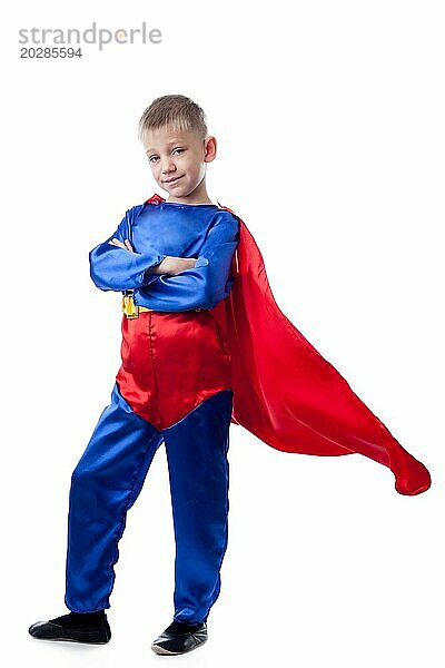 Bild von niedlichen Jungen posiert in Superman Kostüm  vor weißem Hintergrund