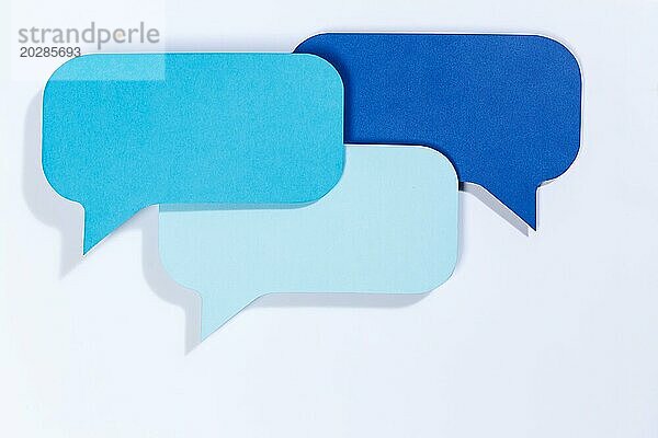 Blaue Sprechblasen mit Textfreiraum Copyspace als Kommunikation Information Konzept reden