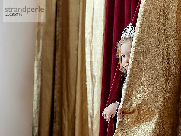 Bild der hübschen eleganten Mädchen posiert Blick aus Vorhängen