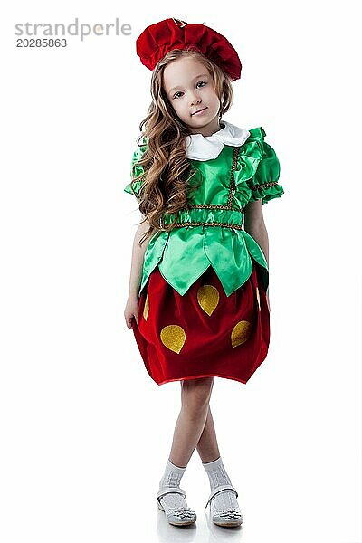Lustiges kleines Mädchen posiert im Erdbeerkostüm