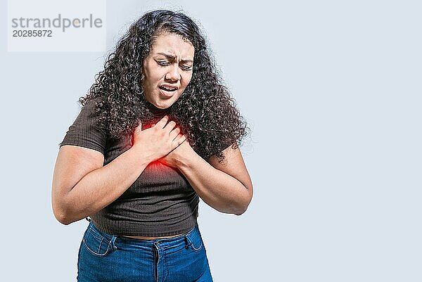 Menschen mit Brustschmerzen isoliert. Junge Frau mit Tachykardie isoliert. Lateinisches Mädchen mit Herzschmerzen. Konzept der Menschen mit Herzproblemen