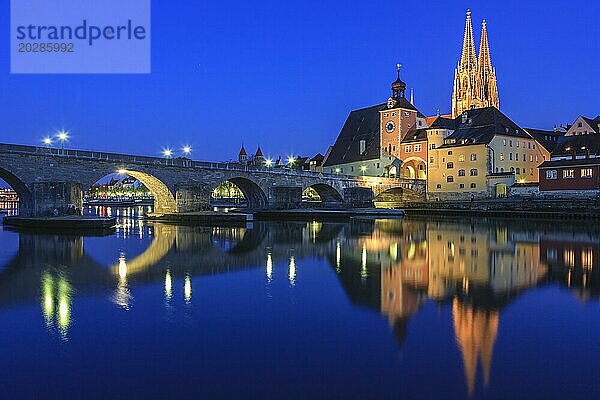 Kirche und Brücke spiegeln sich in Fluss  Dämmerung  Mond  idyllisch  Regensburger Dom und steinerne Brücke  Regensburg  Donau  Bayern  Deutschland  Europa