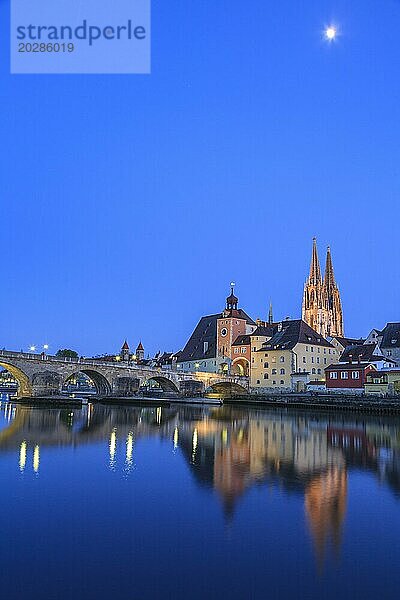 Kirche und Brücke spiegeln sich in Fluss  Dämmerung  Mond  idyllisch  Regensburger Dom und steinerne Brücke  Regensburg  Donau  Bayern  Deutschland  Europa
