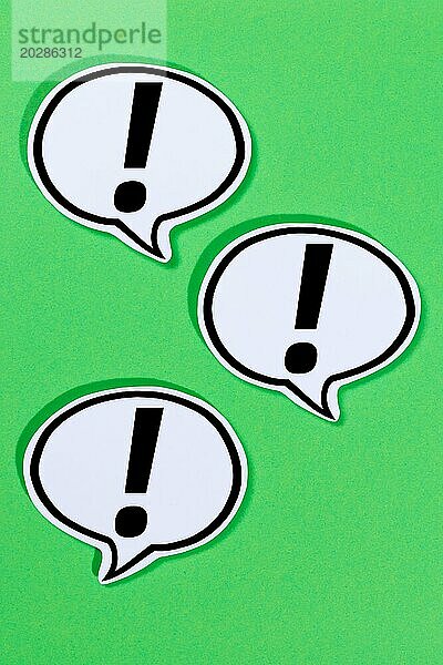 Ausrufezeichen Achtung Symbol Vorsicht wichtig Gefahr in Sprechblasen Information Kommunikation Konzept reden