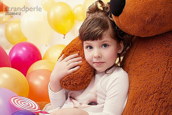 Porträt eines netten kleinen Mädchens  das einen Teddybären umarmt  Nahaufnahme