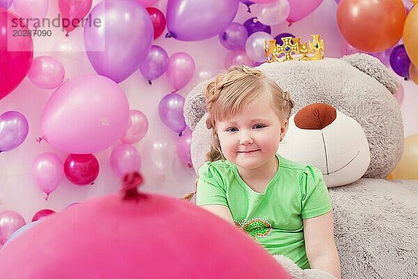 Nettes kleines Mädchen posiert im Studio mit Luftballons  Nahaufnahme