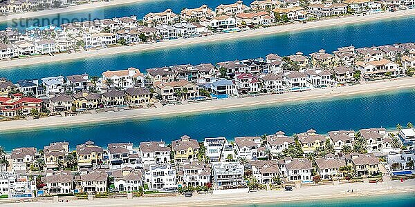 Künstliche Insel in Form einer Palme The Palm Jumeirah Panorama mit Luxus Villen Immobilien in Dubai  Vereinigte Arabische Emirate  Asien