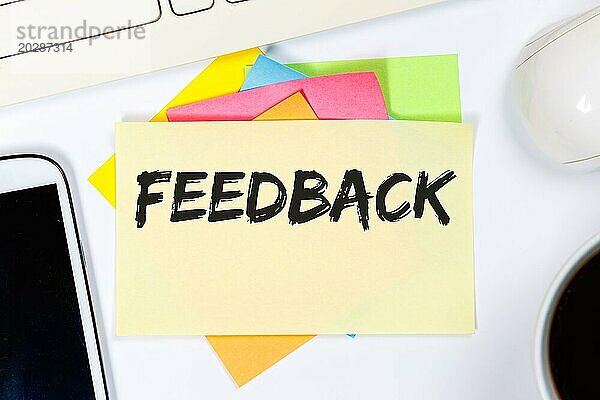 Feedback Kundendienst Service Meinung Bewertung Kontakt als Business Konzept auf Schreibtisch in
