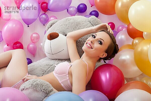 Bild der fröhlichen schönes Mädchen posiert mit großen Teddybär