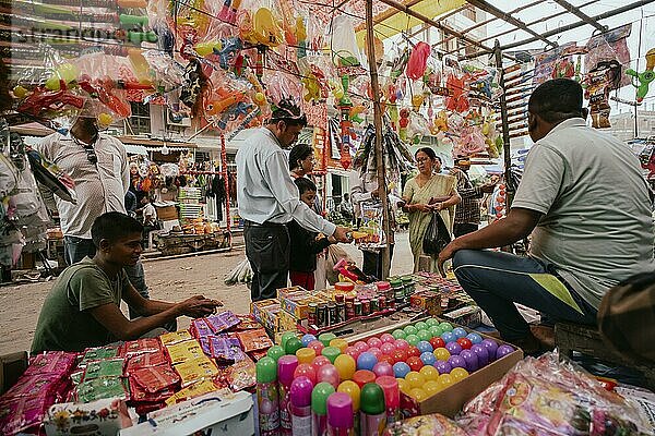 Ein Verkäufer verkauft Holi Artikel auf einem Straßenmarkt vor dem Holi Fest am 23. März 2024 in Guwahati  Assam  Indien. Holi ist das hinduistische Fest der Farben. Es wird in Indien mit großer Freude gefeiert