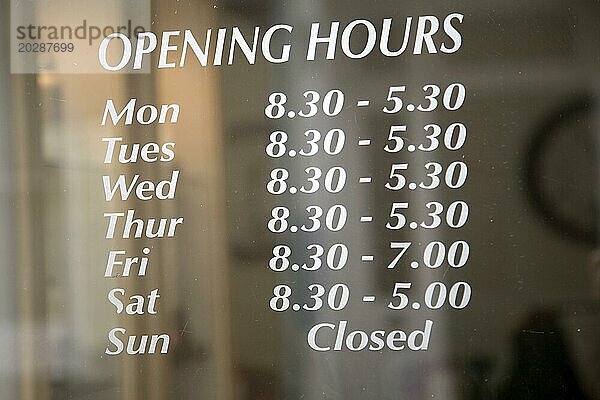 Ladenöffnungszeiten an der Glastür  UK am Sonntag geschlossen