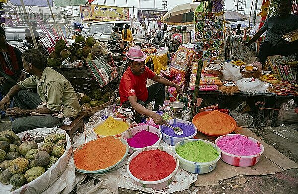 Ein Verkäufer verkauft Holi Artikel auf einem Straßenmarkt vor dem Holi Fest am 23. März 2024 in Guwahati  Assam  Indien. Holi ist das hinduistische Fest der Farben. Es wird in Indien mit großer Freude gefeiert