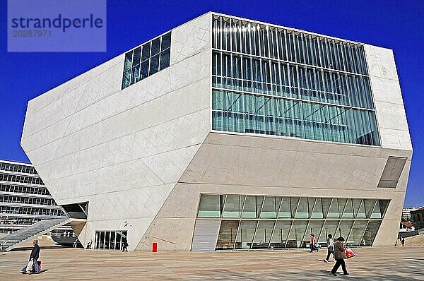 Casa da Mùsica  Teilansicht  Eröffnung 2005  städtisches Konzerthaus  Porto  Modernes Gebäude in Porto mit vorbeigehenden Menschen an einem sonnigen Tag  Porto  Nordportugal  Portugal  Europa