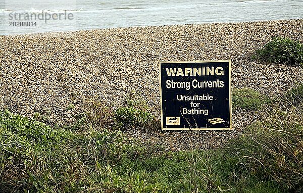 Schild  das vor starken Strömungen warnt  zum Baden ungeeignetes Wasser  Shingle Street  Suffolk  England  UK