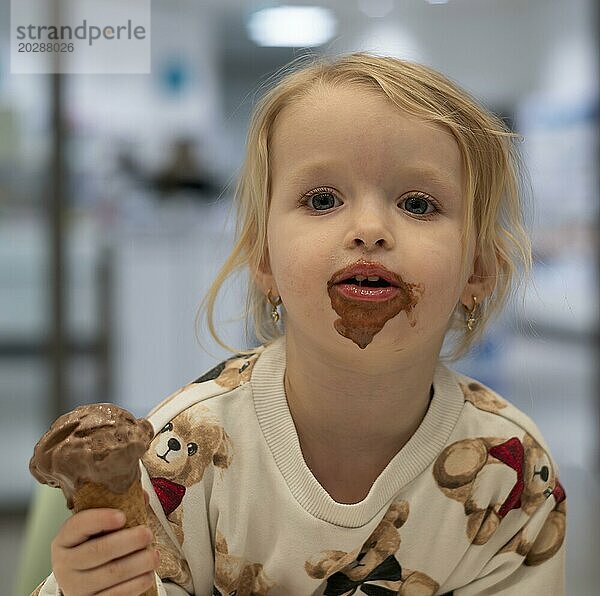 Innenaufnahme  Mädchen  2-3 Jahre  blond  isst Schokoladeneis  Eis  Waffel  Mund verschmiert  Stuttgart  Baden-Württemberg  Deutschland  Europa