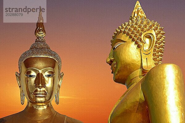 Zwei goldene Buddhas vor Sonnenuntergang  Asien  Thailand  Asien