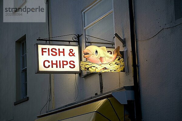 Schild einer Fisch und Pommesbude  nachts beleuchtet  Harwich  Essex  England  UK