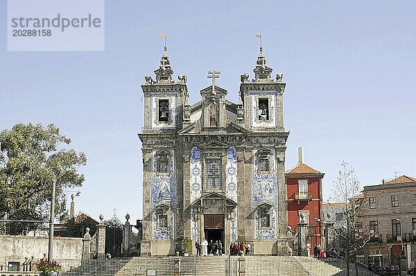 Die Kirche Igreja de Santo Ildefonso  Parca da Batalha  Porto  UNESCO Weltkulturerbe  Kirche mit blau-weißen Fliesen und zwei Türmen mit Menschen davor  Nordportugal  Portugal  Europa