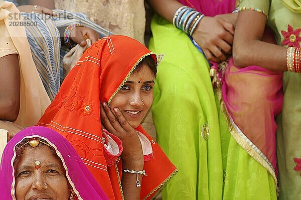 Stadtpalast Jaipur  Frauen in bunten traditionellen Gewändern lächeln und zeigen ihre Verbundenheit  Jaipur  Rajasthan  Indien  Asien