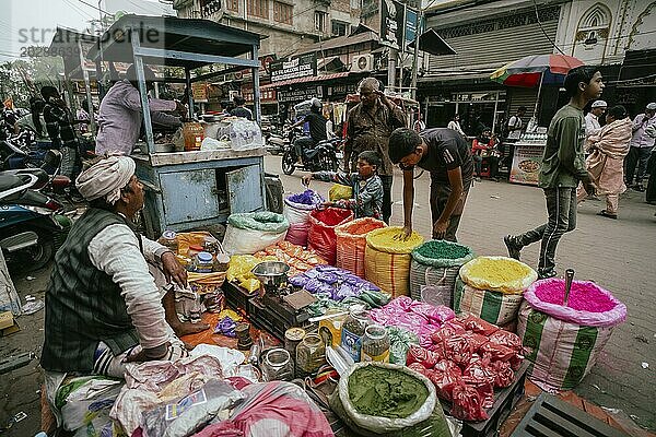 Ein Verkäufer verkauft Holi Artikel auf einem Straßenmarkt vor dem Holi Fest am 23. März 2024 in Guwahati  Assam  Indien. Holi ist das hinduistische Fest der Farben. Es wird in Indien mit großer Freude gefeiert