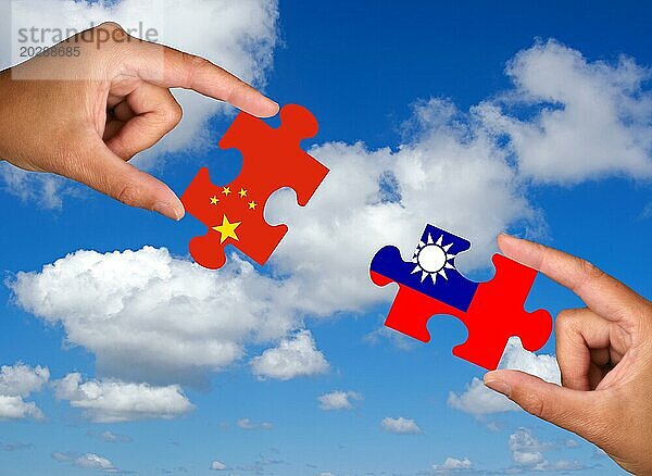 Zwei Hände halten jeweils ein Puzzle Teil  Silhouette  Konfrontation  Annäherung  Krieg  Handelskrieg  Wirtschaftskrieg  Atomvertrag  Großmächte  China  Taiwan  Machtansprüche  chinesische Insel  Abtrünnige  Asien