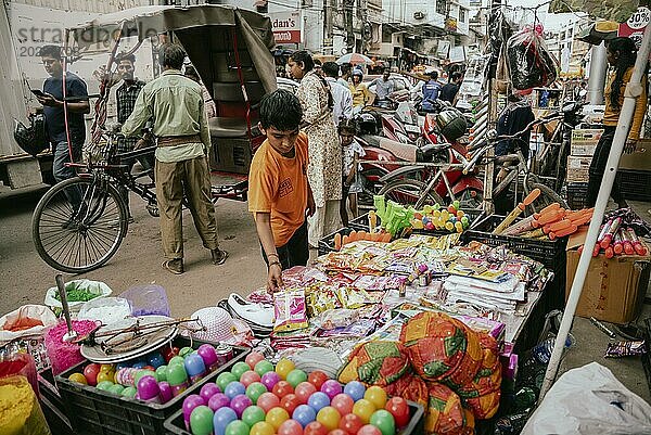 Ein Verkäufer verkauft Holi Artikel auf einem Straßenmarkt vor dem Holi Fest am 23. März 2024 in Guwahati  Assam  Indien. Holi ist das hinduistische Fest der Farben. Es wird in Indien mit großer Freude gefeiert