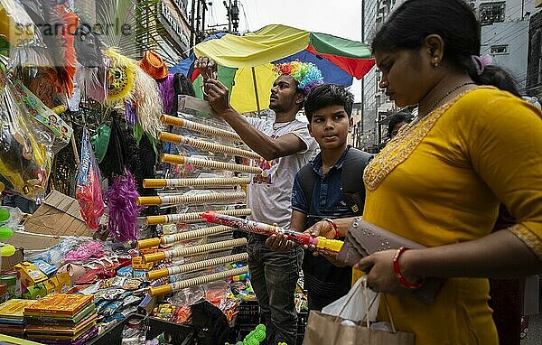 Ein Verkäufer verkauft Holi Artikel auf einem Straßenmarkt vor dem Holi Fest am 23. März 2024 in Guwahati  Assam  Indien. Holi ist das hinduistische Fest der Farben. Es wird in Indien mit großer Freude gefeiert