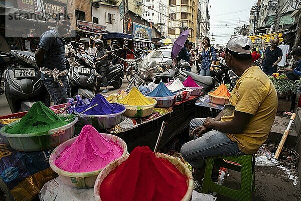 Ein Verkäufer verkauft Holi Artikel auf einem Straßenmarkt vor dem Holi Fest am 23. März 2024 in Guwahati  Assam  Indien. Holi ist das hinduistische Fest der Farben. Es wird in Indien mit großer Freude gefeiert