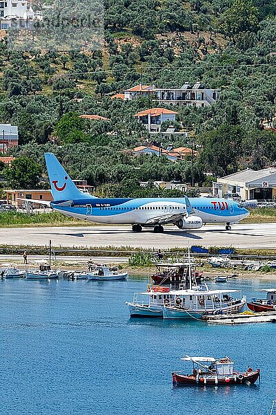 Ein Boeing 737-800 Flugzeug der TUI Airways mit dem Kennzeichen G-TAWD auf dem Flughafen Skiathos  Griechenland  Europa