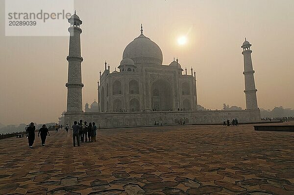 Taj Mahal Grabmal  UNESCO-Weltkulturerbe  Agra  Uttar Pradesh  Die Silhouette des Taj Mahal während eines dunstigen Sonnenuntergangs  Indien  Asien