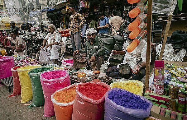 Ein Verkäufer verkauft Holi Artikel auf einem Straßenmarkt vor dem Holi Fest am 23. März 2024 in Guwahati  Assam  Indien. Holi ist das hinduistische Fest der Farben. Es wird in Indien mit großer Freude gefeiert