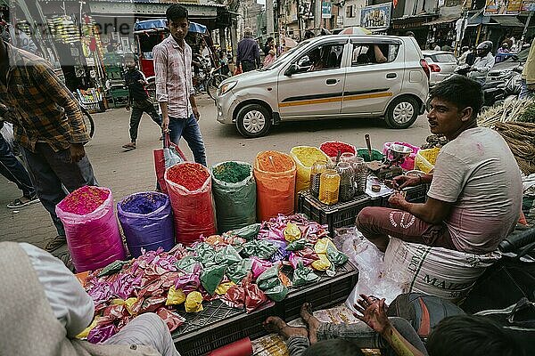 Ein Verkäufer verkauft Holi Artikel auf einem Straßenmarkt vor dem Holi Fest am 23. März 2024 in Guwahati  Assam  Indien. Holi ist das hinduistische Fest der Farben. Es wird in Indien mit großer Freude gefeiert