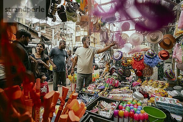 Ein Verkäufer verkauft Holi Artikel auf einem Straßenmarkt vor dem Holi Fest am 23. März 2024 in Guwahati  Assam  Indien. Holi ist das hinduistische Fest der Farben. Es wird in Indien mit großer Freude gefeiert