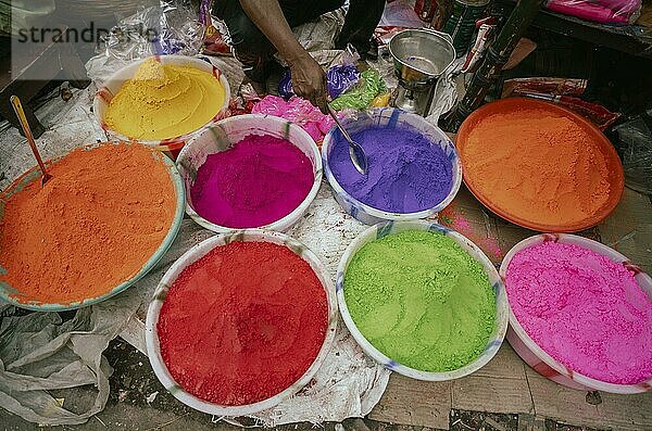 Ein Verkäufer verkauft Holi Artikel auf einem Straßenmarkt vor dem Holi Fest am 23. März 2024 in Guwahati  Assam  Indien. Holi ist das hinduistische Fest der Farben. Es wird in Indien mit großer Freude gefeiert