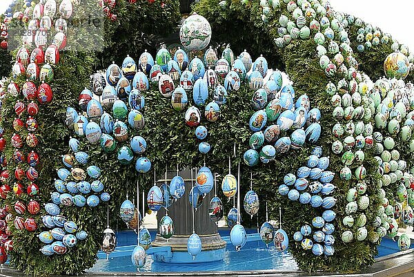 Ein großzügig mit bunten Ostereiern dekorierter Osterbrunnen im öffentlichen Raum  Osterbrunnen  Schechingen  Baden-Württemberg  Deutschland  Europa