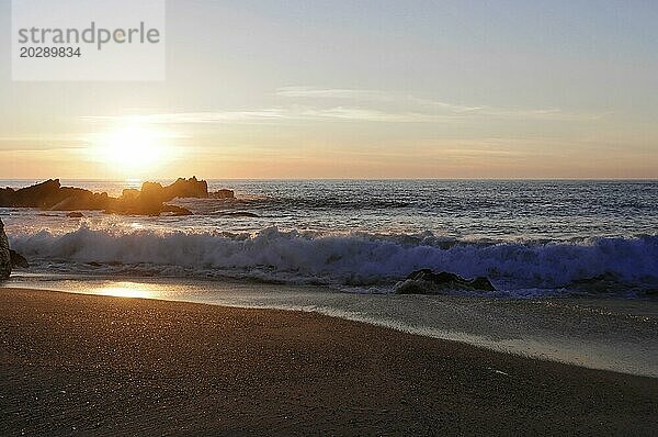 Ein Sonnenaufgang am Meer mit schaumigen Wellen  die an einem sandigen Strand brechen  erzeugt eine ruhige Stimmung  bei Mindelo  Porto  Nordportugal  Portugal  Europa