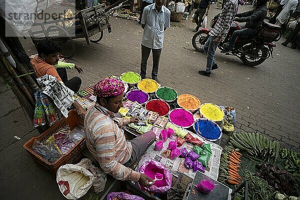 Ein Verkäufer verkauft Holi Artikel auf einem Straßenmarkt vor dem Holi Fest am 23. März 2024 in Guwahati  Assam  Indien. Holi ist das hinduistische Fest der Farben. Es wird in Indien mit großer Freude gefeiert