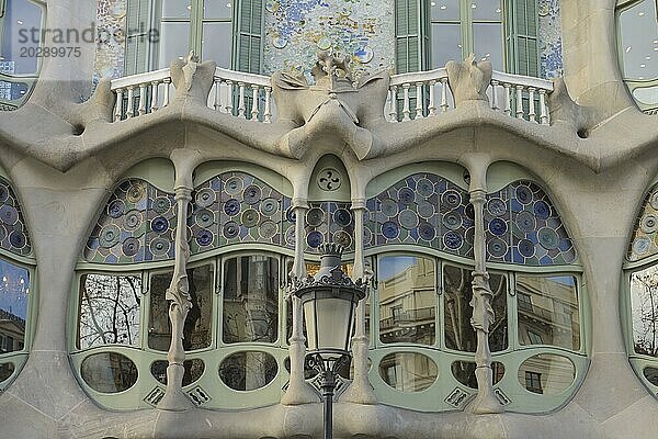 Fenster  Hauptsaal in der Beletage  Casa Batllo  Appartmenthaus von Antoni Gaudi  Passeig de Gracia  Barcelona  Katalonien  Spanien  Europa