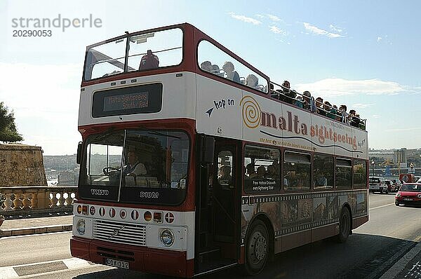 Beliebte Touristenattraktionen im Malta Sightseeing London Bus erleben. Malta Touristen freuen sich auf eine Sightseeing Tour mit einem London Bus  vintage  retro  alt