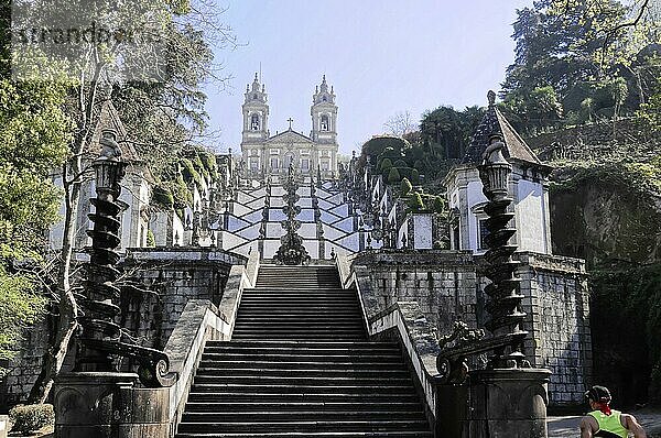 Treppenaufgang von Bom Jesus  Wallfahrtstätte  Braga  Menschen steigen die monumentalen Treppen zu einer beeindruckenden Barockkirche empor  Nordportugal  Portugal  Europa