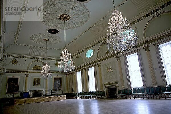 Ballsaal mit Kronleuchtern  Guildhall  Bath  Somerset  England  UK