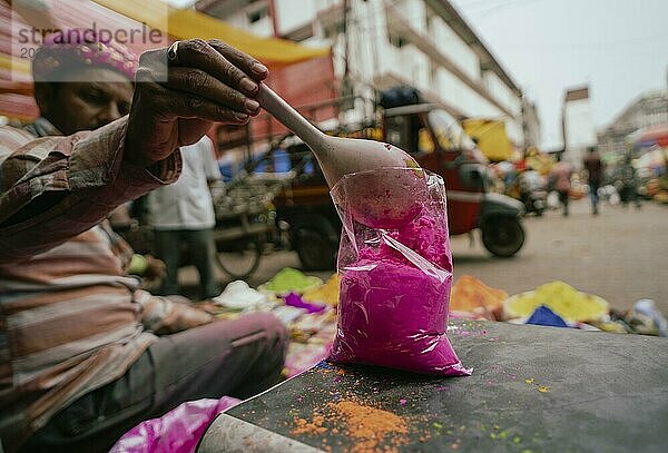 Ein Verkäufer verkauft Holi Artikel auf einem Straßenmarkt vor dem Holi Fest am 23. März 2024 in Guwahati  Assam  Indien. Holi ist das hinduistische Fest der Farben. Es wird in Indien mit großer Freude gefeiert