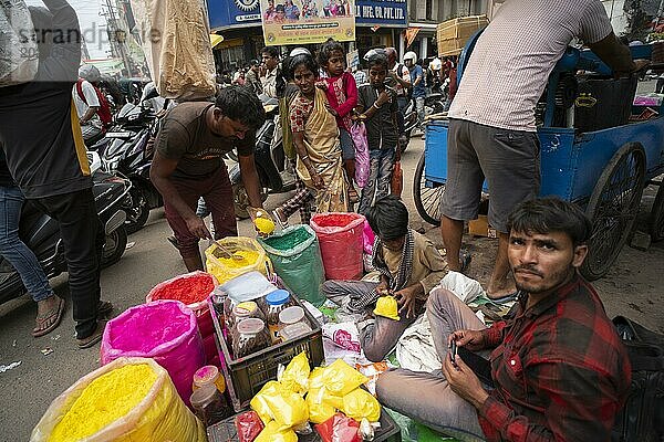 Ein Verkäufer verkauft Holi Artikel auf einem Straßenmarkt vor dem Holi Fest am 23. März 2024 in Guwahati  Assam  Indien. Holi ist das hinduistische Fest der Farben. Es wird in Indien mit großer Freude gefeiert