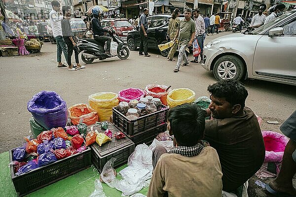 Ein Verkäufer verkauft Holi Artikel auf einem Straßenmarkt vor dem Holi Fest am 23. März 2024 in Guwahati  Assam  Indien. Holi ist das hinduistische Fest der Farben. Es wird in Indien mit großer Freude gefeiert