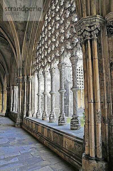 Dominikaner-Kloster Mosteiro de Santa Maria da Vitoria  UNESCO-Welterbe  Batalha  Geometrische Schönheit eines Kreuzgangs mit Schattenspiel drinnen  Nordportugal  Portugal  Europa