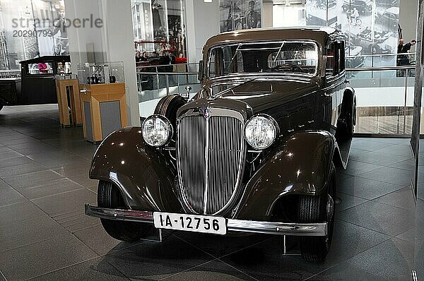 Museum mobile  Audi Museum  Frontalansicht eines antiken  schwarzen Autos mit großen Scheinwerfern in einer Ausstellung  Museum mobile  Audi Museum  Audi  Ingolstadt  Bayern  Deutschland  Europa