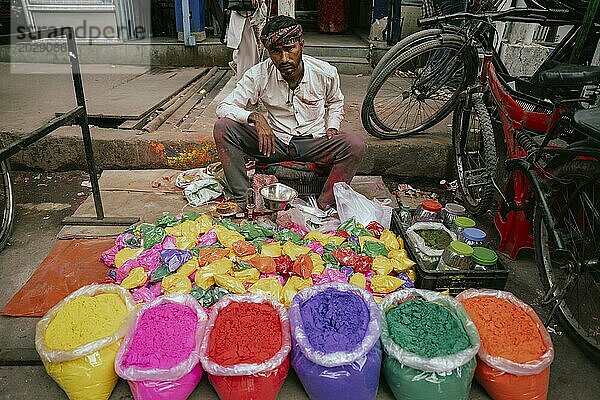 Ein Verkäufer verkauft Holi Artikel auf einem Straßenmarkt vor dem Holi Fest am 23. März 2024 in Guwahati  Assam  Indien. Holi ist das hinduistische Fest der Farben. Es wird in Indien mit großer Freude gefeiert