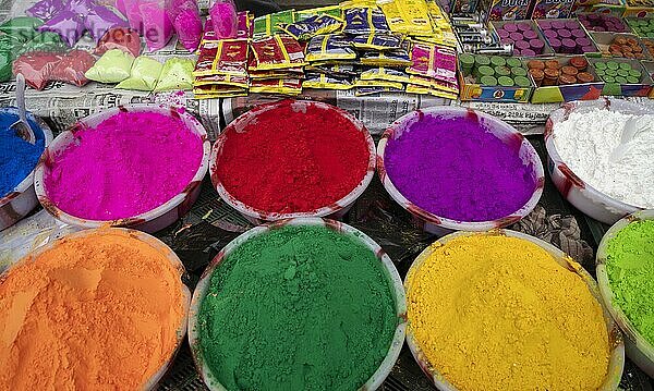 Ein Verkäufer verkauft Holi Artikel auf einem Straßenmarkt vor dem Holi Fest am 23. März 2024 in Guwahati  Assam  Indien. Holi ist das hinduistische Fest der Farben. Es wird in Indien mit großer Freude gefeiert