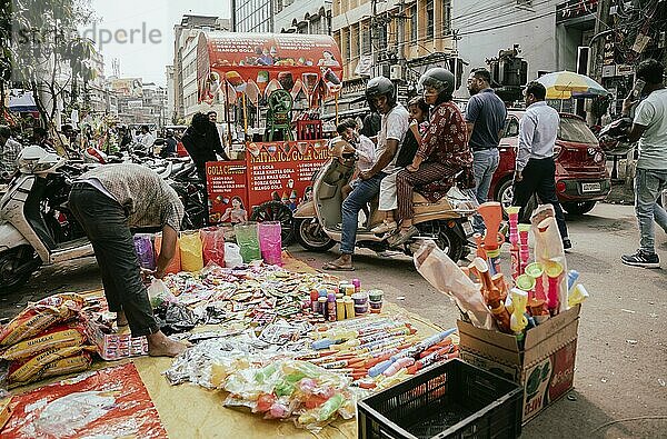 Ein Verkäufer verkauft Holi Artikel auf einem Straßenmarkt vor dem Holi Fest am 23. März 2024 in Guwahati  Assam  Indien. Holi ist das hinduistische Fest der Farben. Es wird in Indien mit großer Freude gefeiert