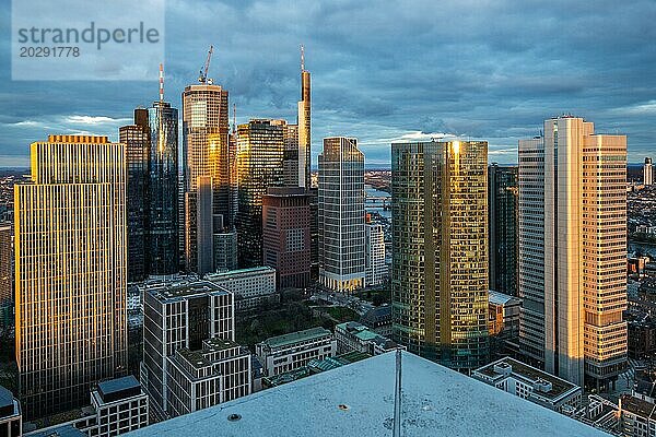 Blick von einem Hochhaus auf die Skyline am Abend. Fantastischer Blick über ein Finanzzentrum bei Sonnenuntergang. Stadtfoto von Frankfurt am Main  Hessen Deutschland